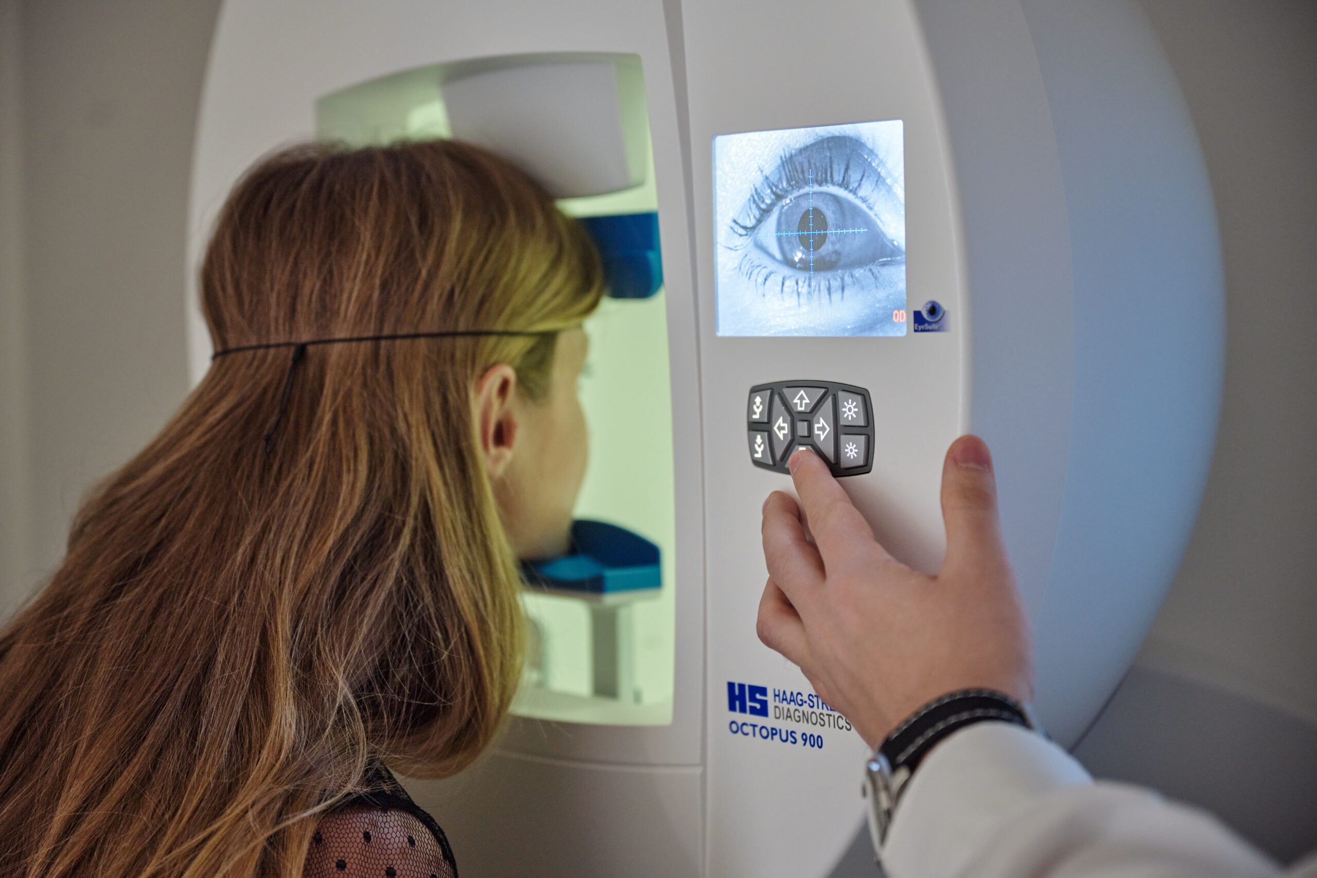Frau bei Augendiagnose mit medizinischem Gerät